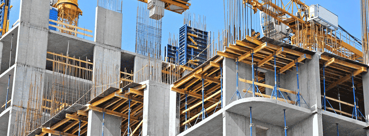 Baustelle mit Kran, auf dem Baumaterialien gehoben werden (Dipl.-Ing. Volkmar Krause)