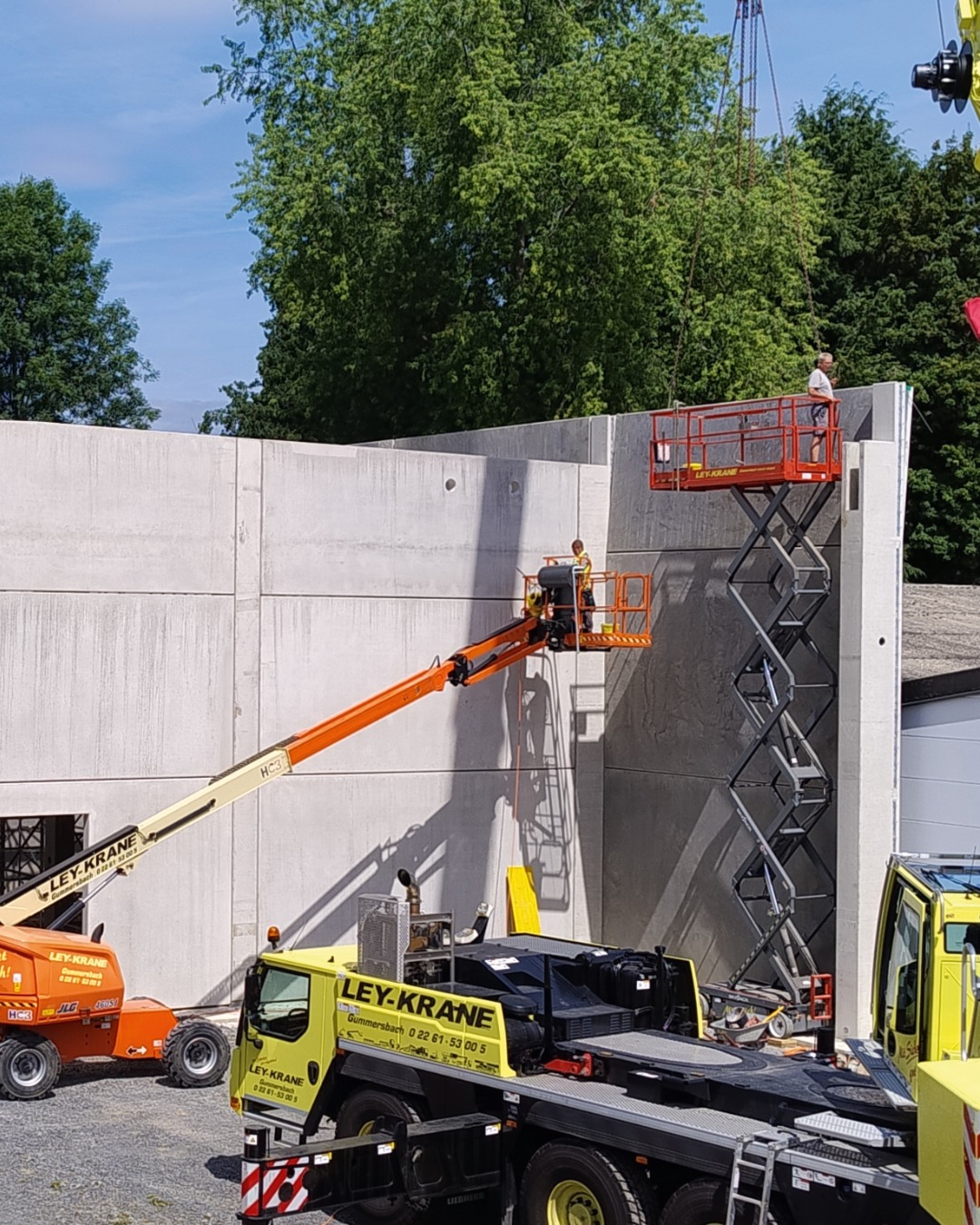 Neubau Lagerhalle AKAH Baustellenarbeiten Kran aussenansichten