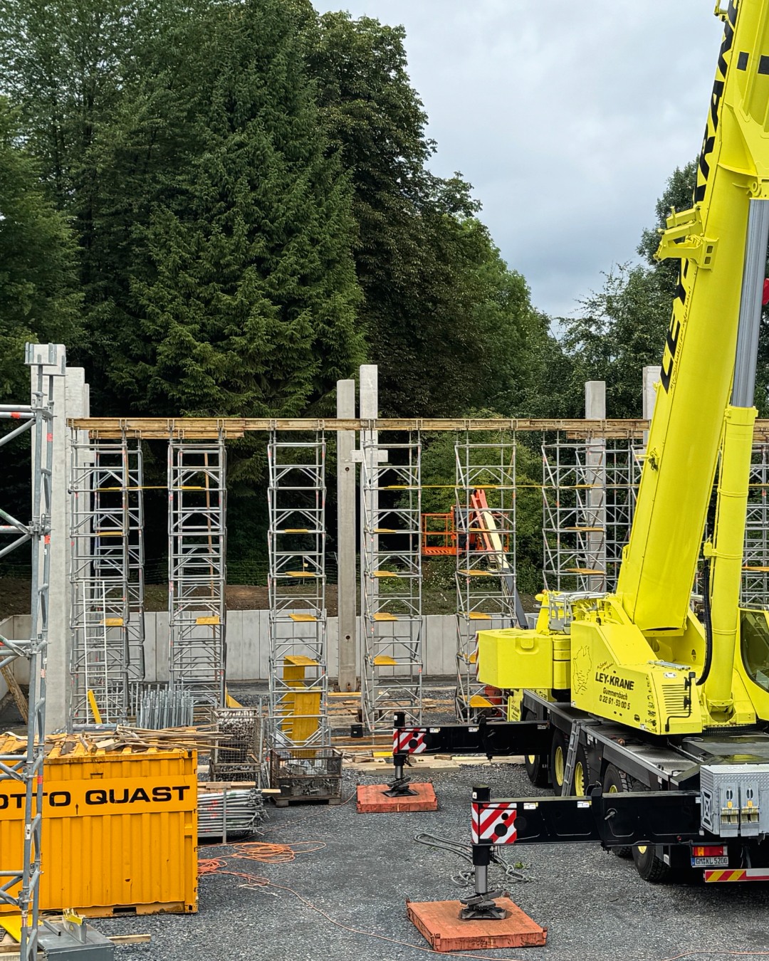 Neubau Lagerhalle AKAH aussenarbeiten Kran