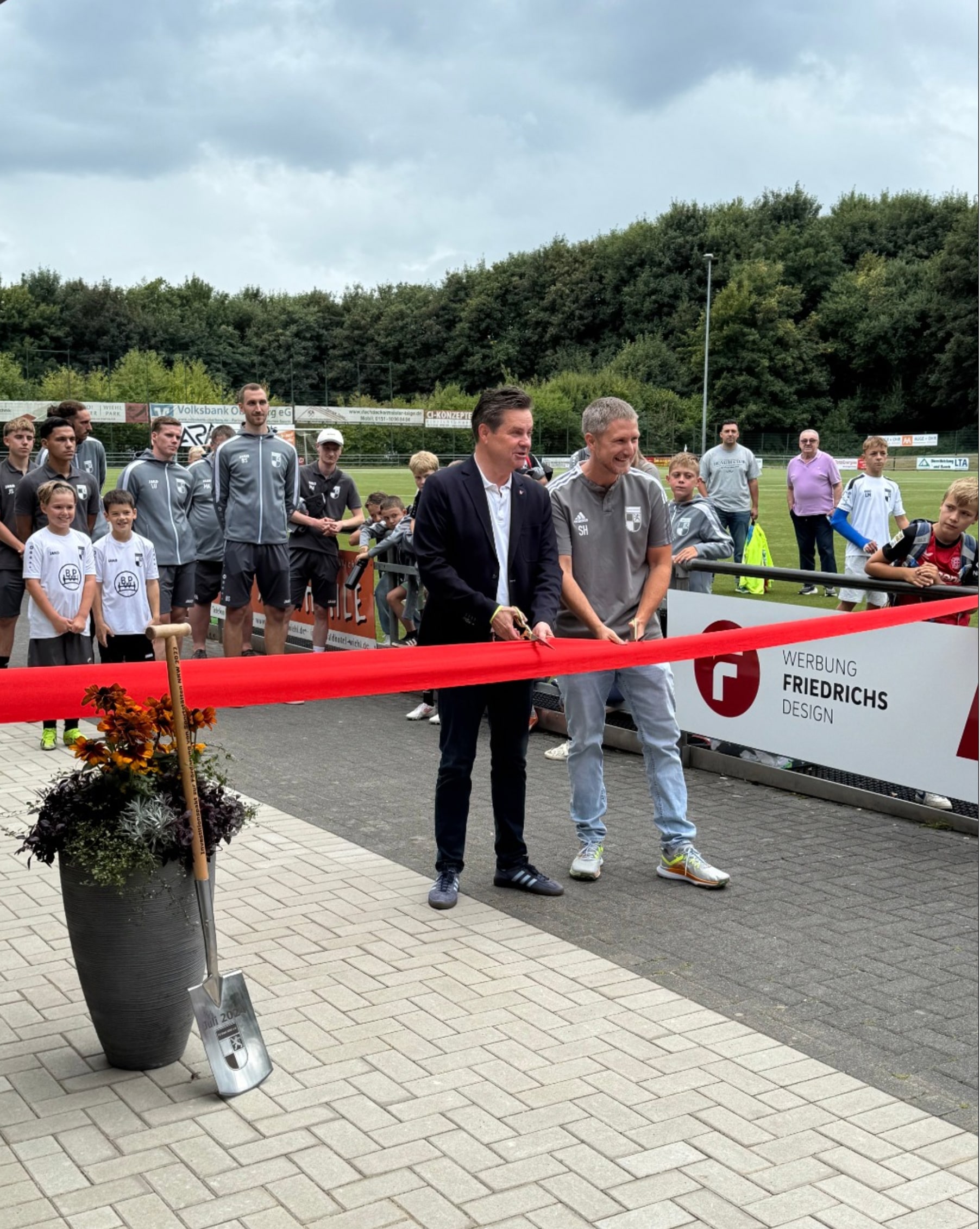 Walter-Lück-Sportanlage Einweihung mit dem Team Volkmar Krause Band zerschneiden